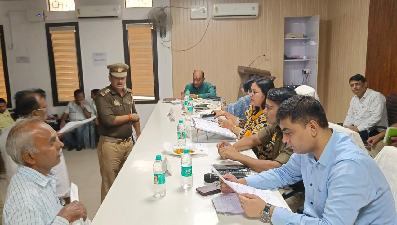 डीएम, एसपी ने सम्पूर्ण समाधान दिवस में फरियादियों की सुनी समस्याएं