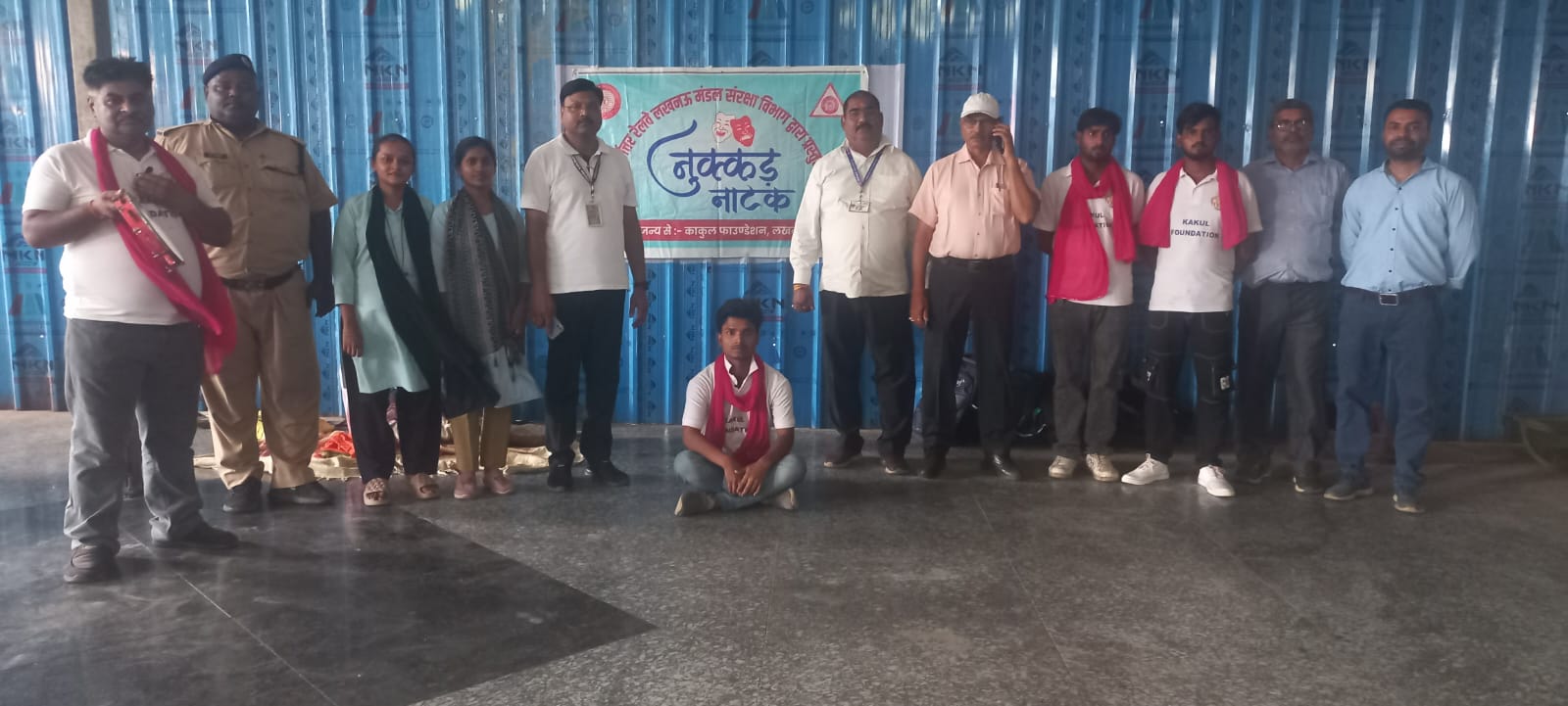 नुक्कड़ नाटक के माध्यम से रेल यात्रियों को किया गया जागरूक