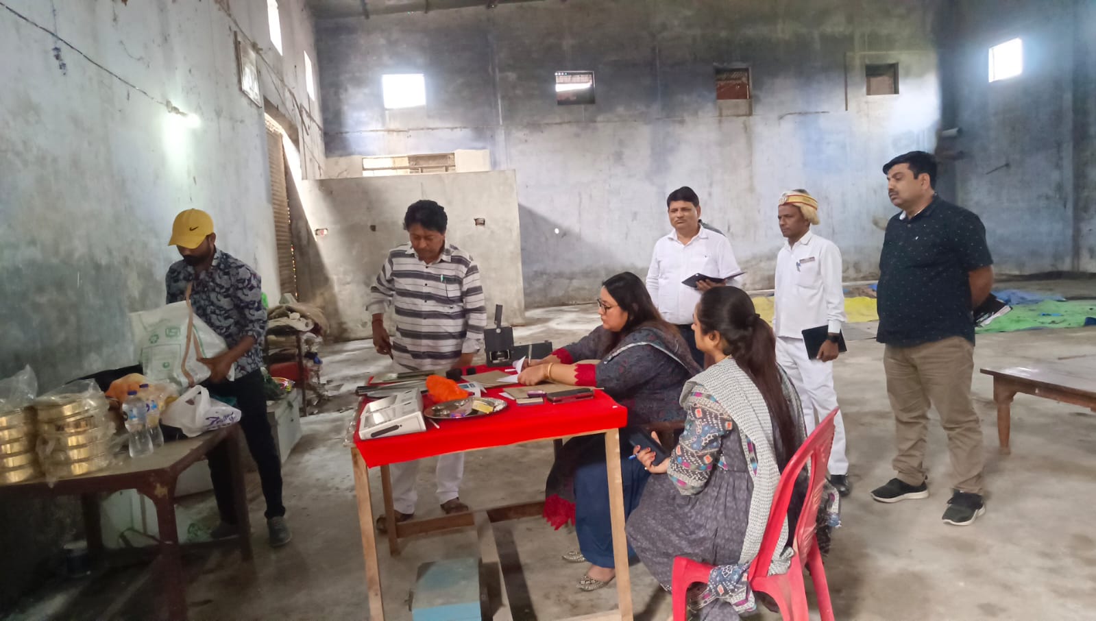 डीएम ने धान क्रय केंद्र का औचक निरीक्षण कर ली जानकारी