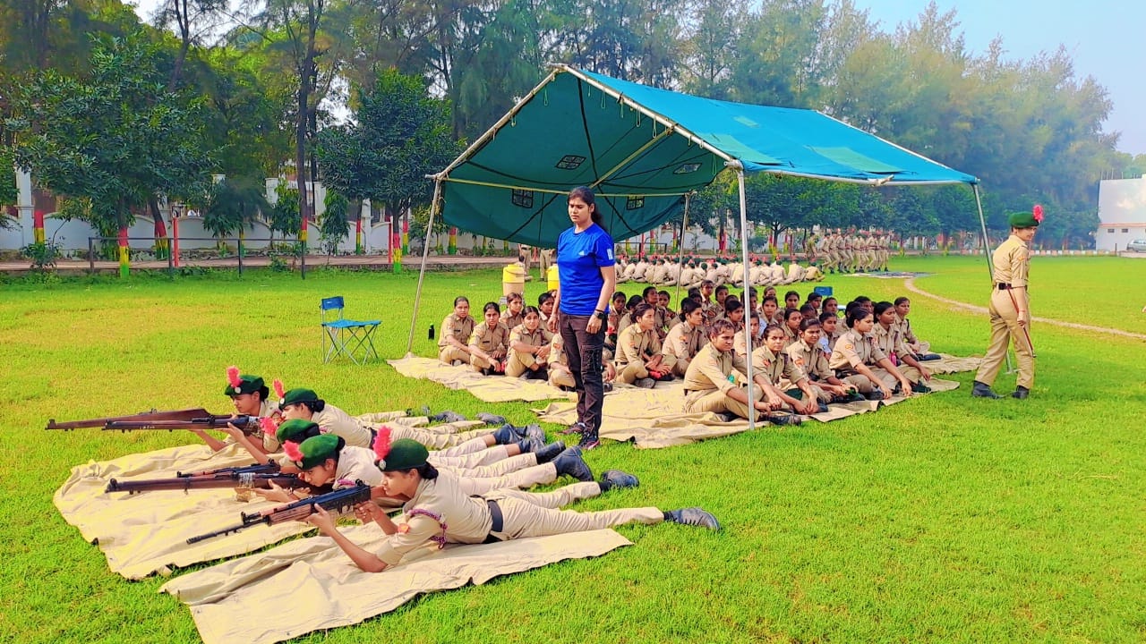 सैन्य प्रशिक्षण प्राप्त करके रोमांचित हो रहे हैं एनसीसी कैडेट