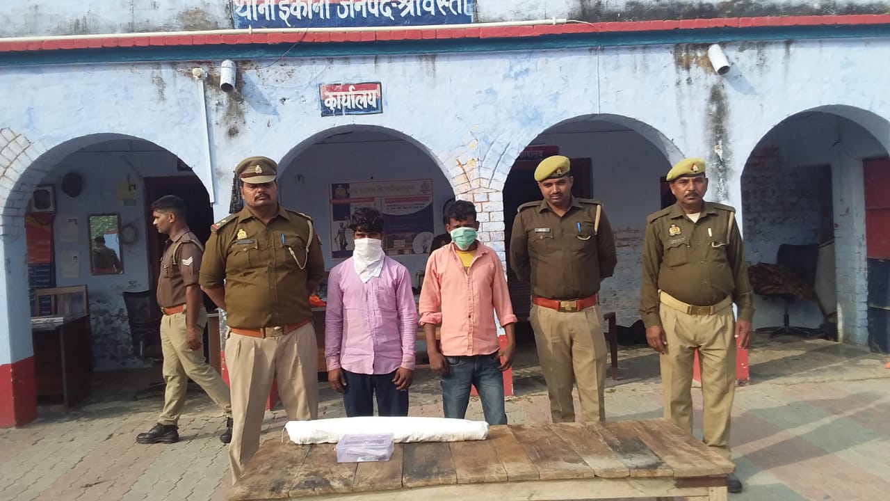 ज्वेलर्स दुकान मे चोरी करने वाले दो शातिर चोर माल सहित गिरफ्तार