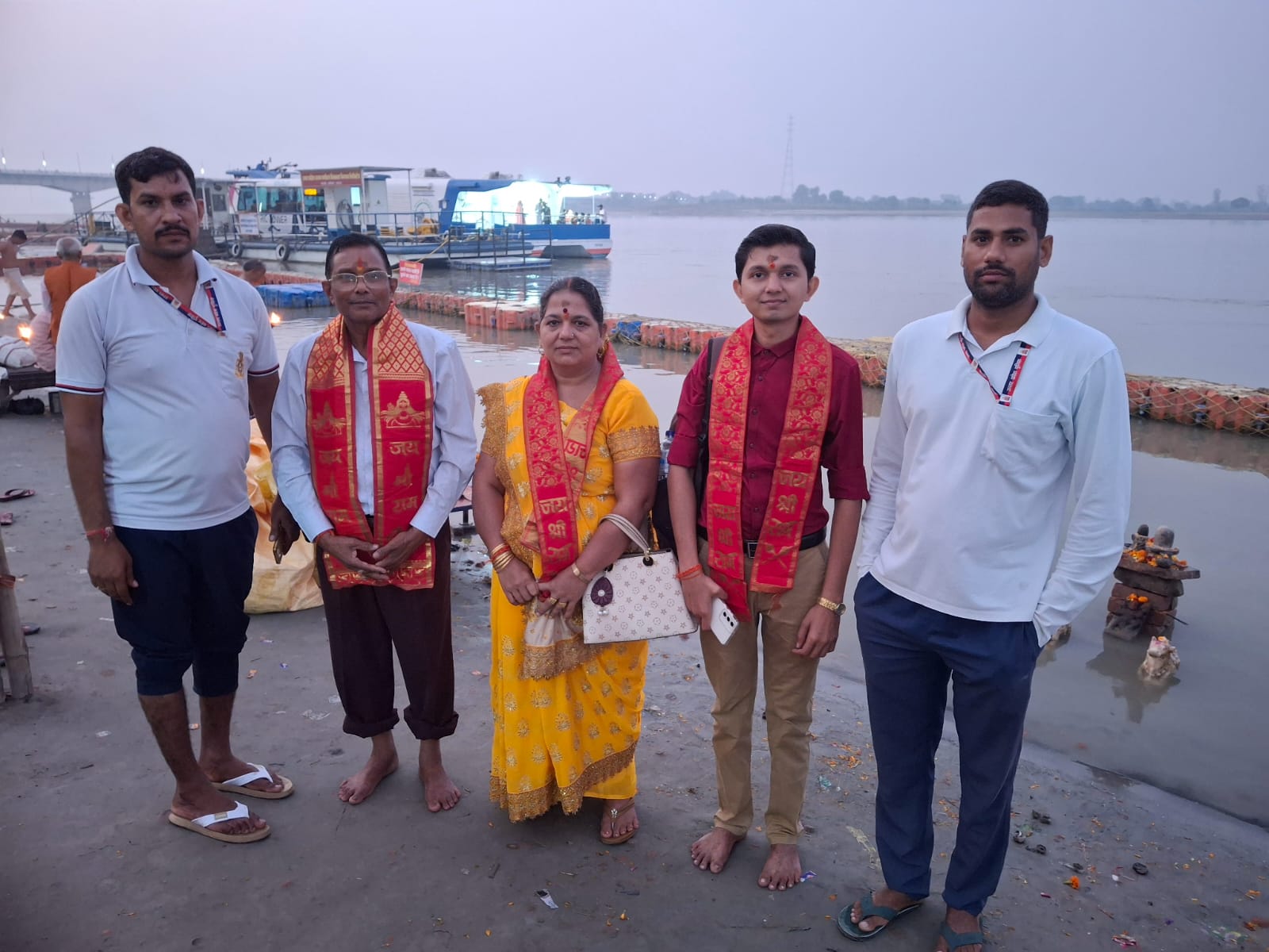 म्यांमार से अयोध्या आए राम भक्त परिवार ने किए राम लला का दर्शनपूजन
