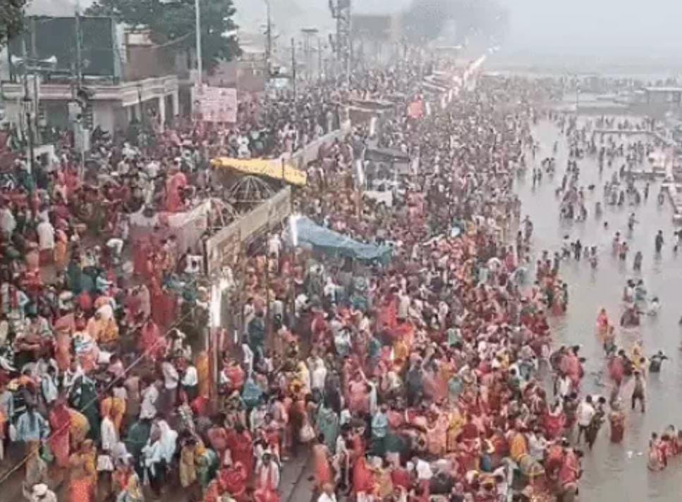 अयोध्या में कार्तिक पूर्णिमा स्नानः घने कोहरे में राम मंदिर छिपा, लाखों श्रद्धालुओं ने सरयू में लगाई डुबकी