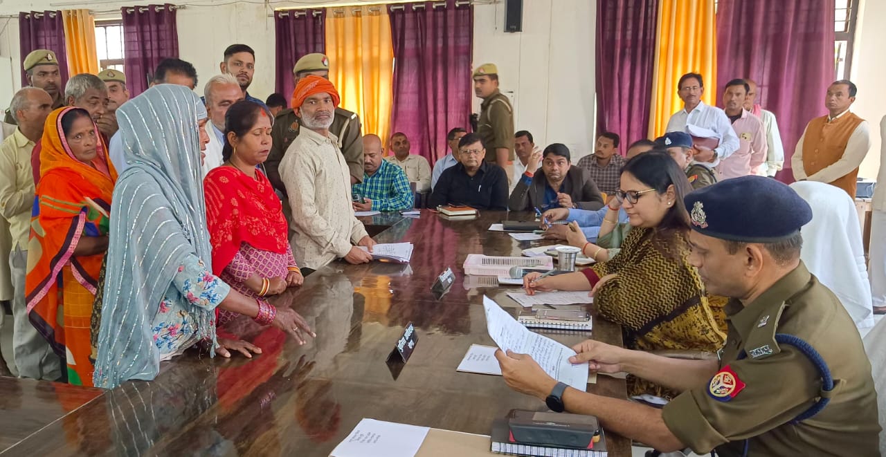 डीएम ने सम्पूर्ण समाधान दिवस में फरियादियों की सुनी समस्याएं