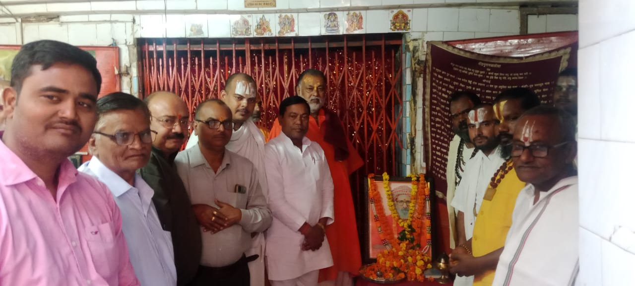 टेढ़ी बाजार वशिष्ठकुंड स्थित राम जानकी जयसवाल मंदिर के महंत जगन्नाथ दास को संतों ने पुण्यतिथि पर श्रद्धा सुमन अर्पित किया