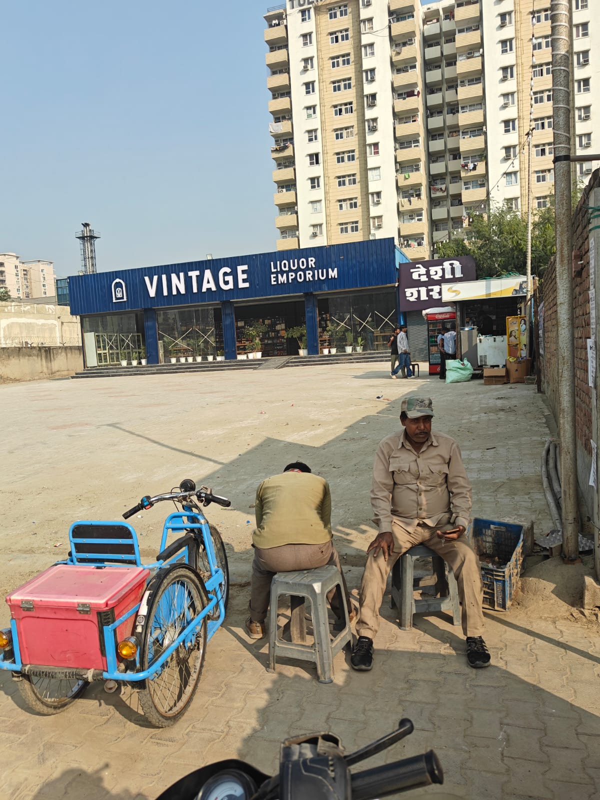 ट्यूलिप मंदिर के सामने शराब की दुकान खुलने से आस-पास के लोगों में रोष