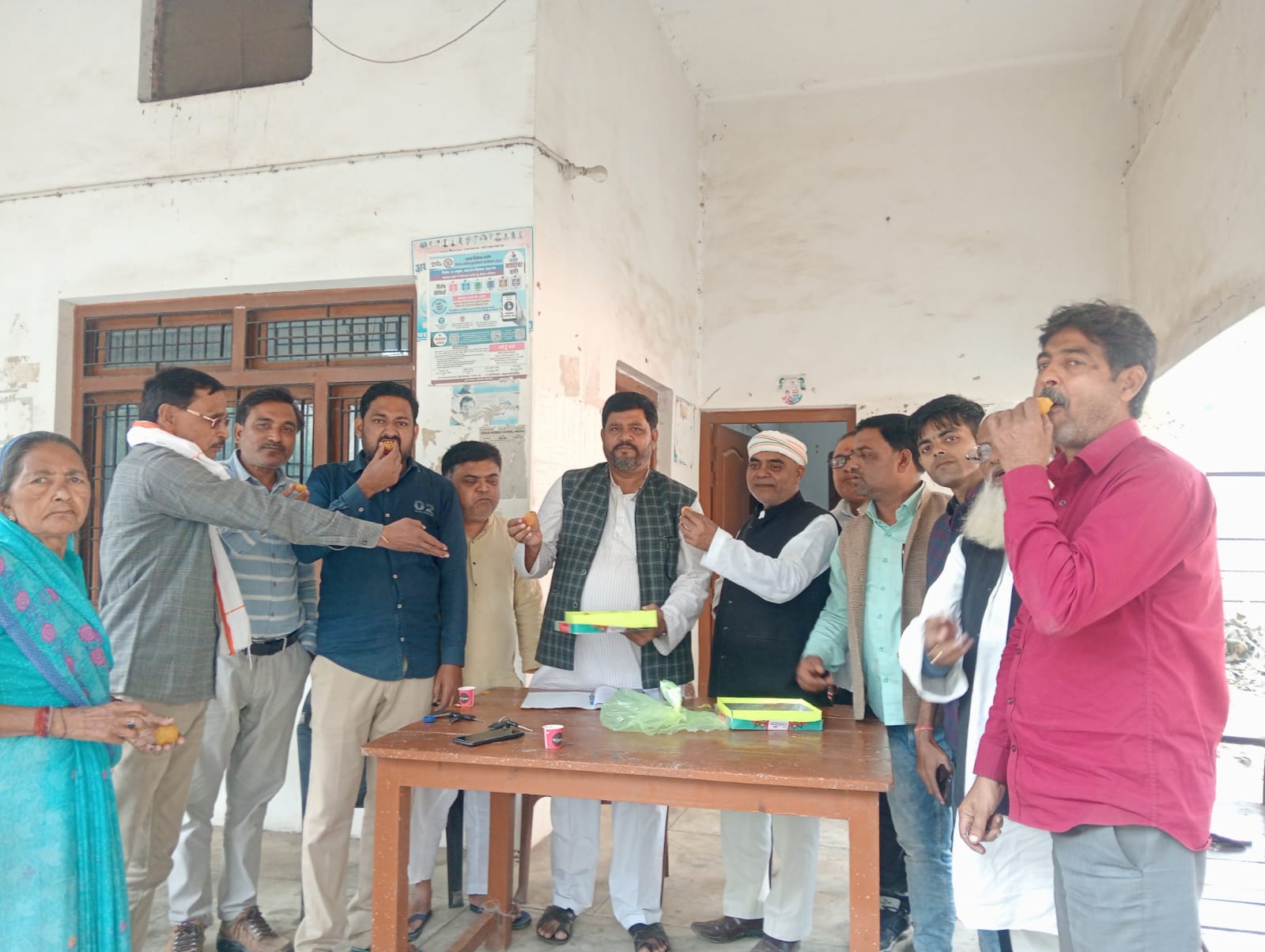 झारखंड में मिली जीत पर कांग्रेस कार्यालय पर एक दूसरे को लड्डू खिलाकर मनाई गई खुशी