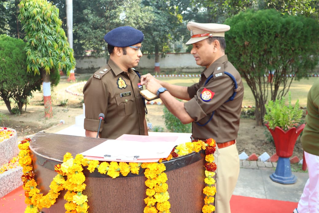 पुलिस झण्डा दिवस पर एसपी व एएसपी पूर्वी द्वारा किया गया झण्डा रोहण