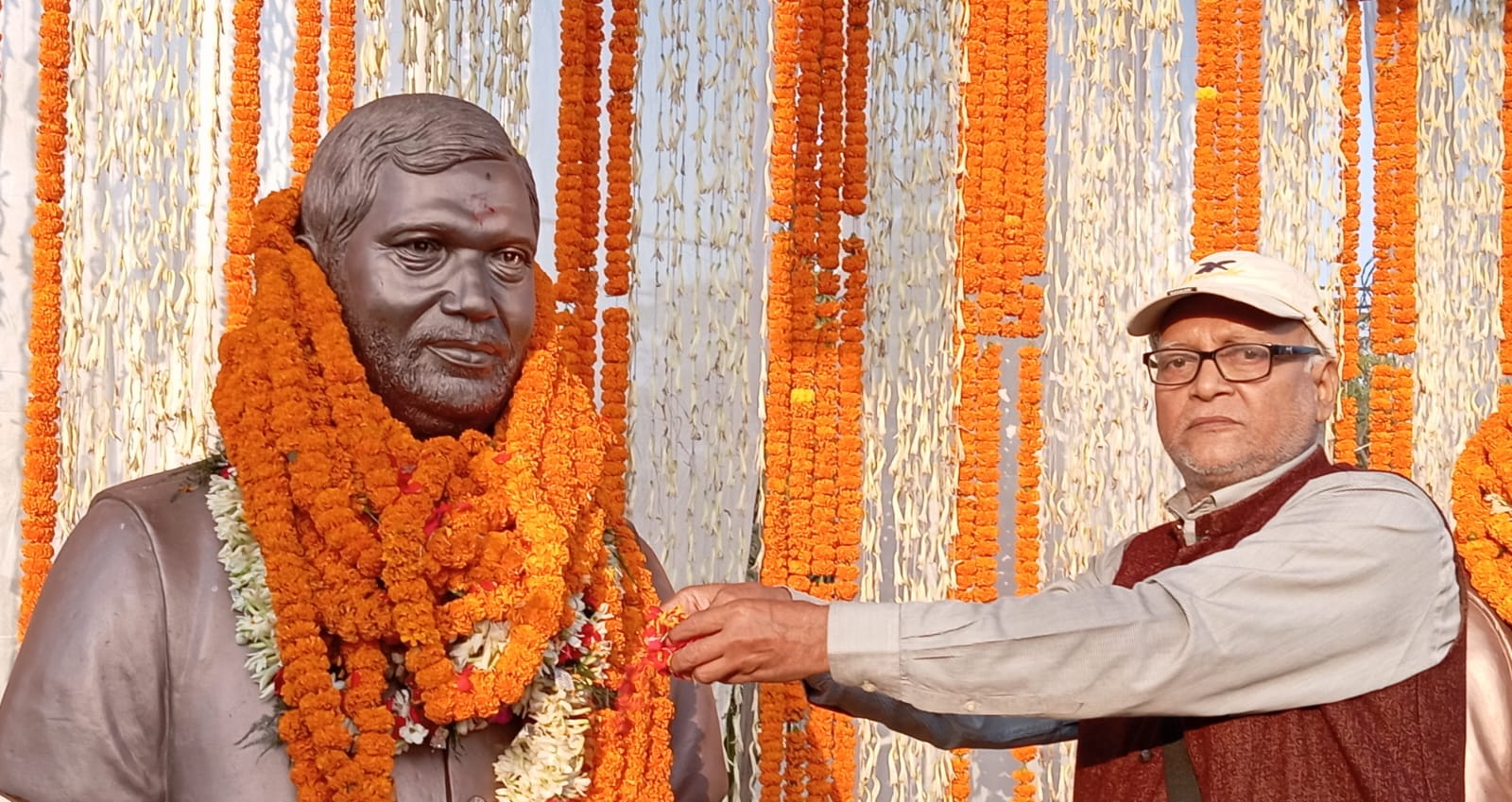 पद्म भूषण स्वo राम विलास पासवान के मूर्ति अनावरण समारोह में वरिष्ठ पत्रकार डॉ अरविन्द वर्मा की यादें हुई तरोताजा