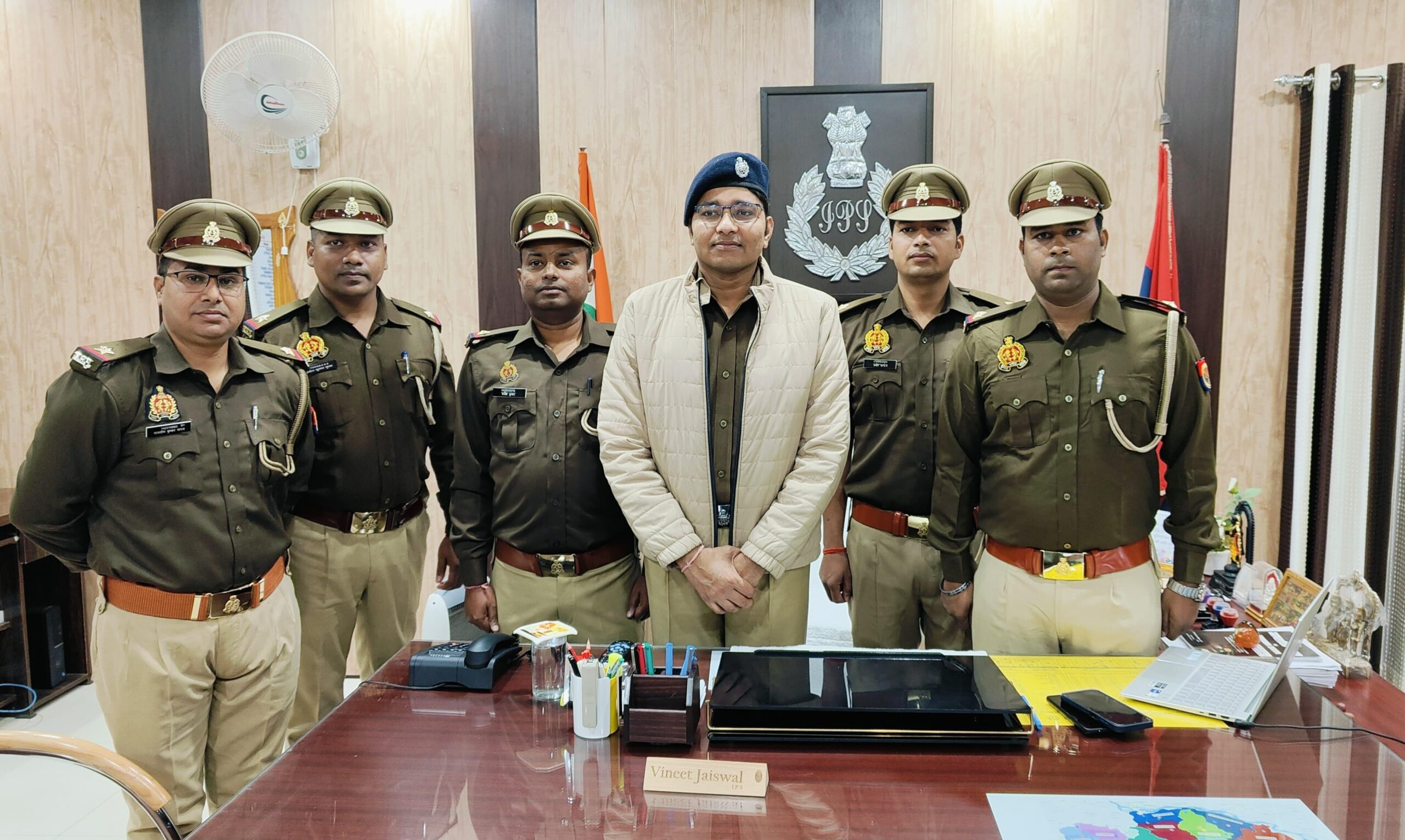 09 पुलिस कर्मियों को पदोन्नत होने पर एसपी ने उनके कंधो पर स्टार लगाकर बधाई दी