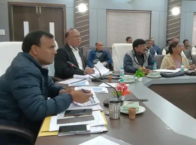 तीन मेडिकल अफसरों का रुकेगा वेतनः जिलाधिकारी ने सही कार्य न करने पर लगाई फटकार