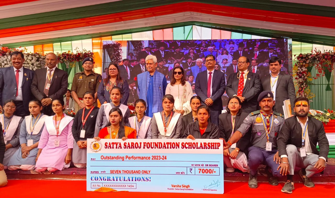 एलबीएस कालेज में जम्मू कश्मीर के उपराज्यपाल ने छात्र-छात्राओं तथा शिक्षकों को किया सम्मानित