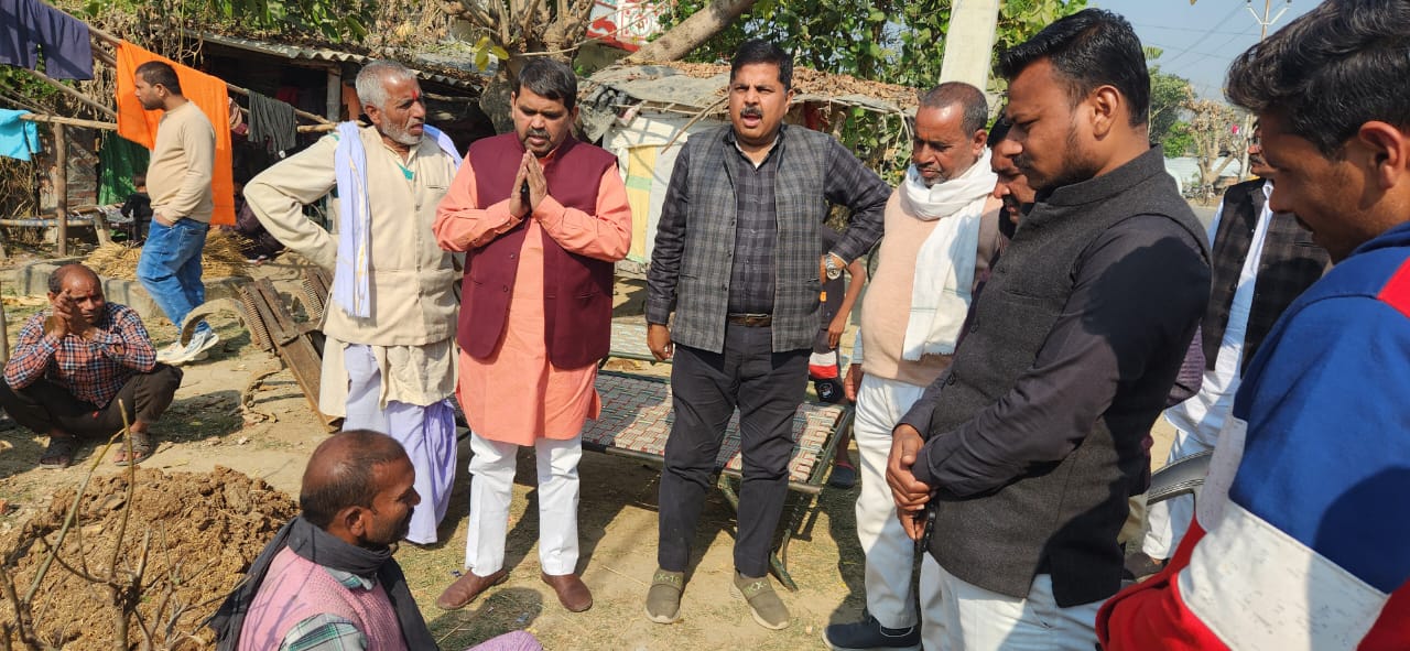 मृतक के घर पहुंचे सपाई