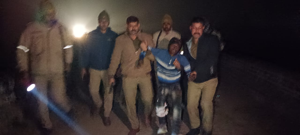 भतीजी से रेप करने वाले इनामी आरोपी से पुलिस की मुठभेड़, पैर मे लगी गोली गिरफ्तार
