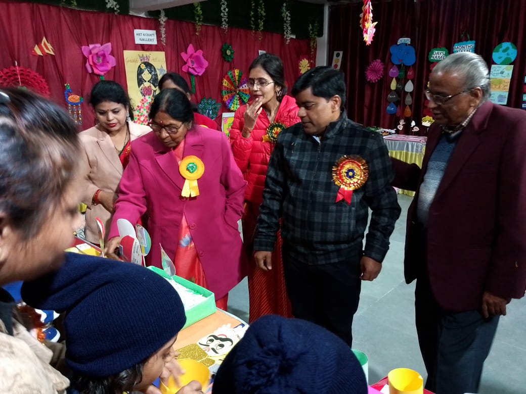 क्रेयाॅन्स स्कूल में लगाई गई वार्षिक प्रदर्शनी