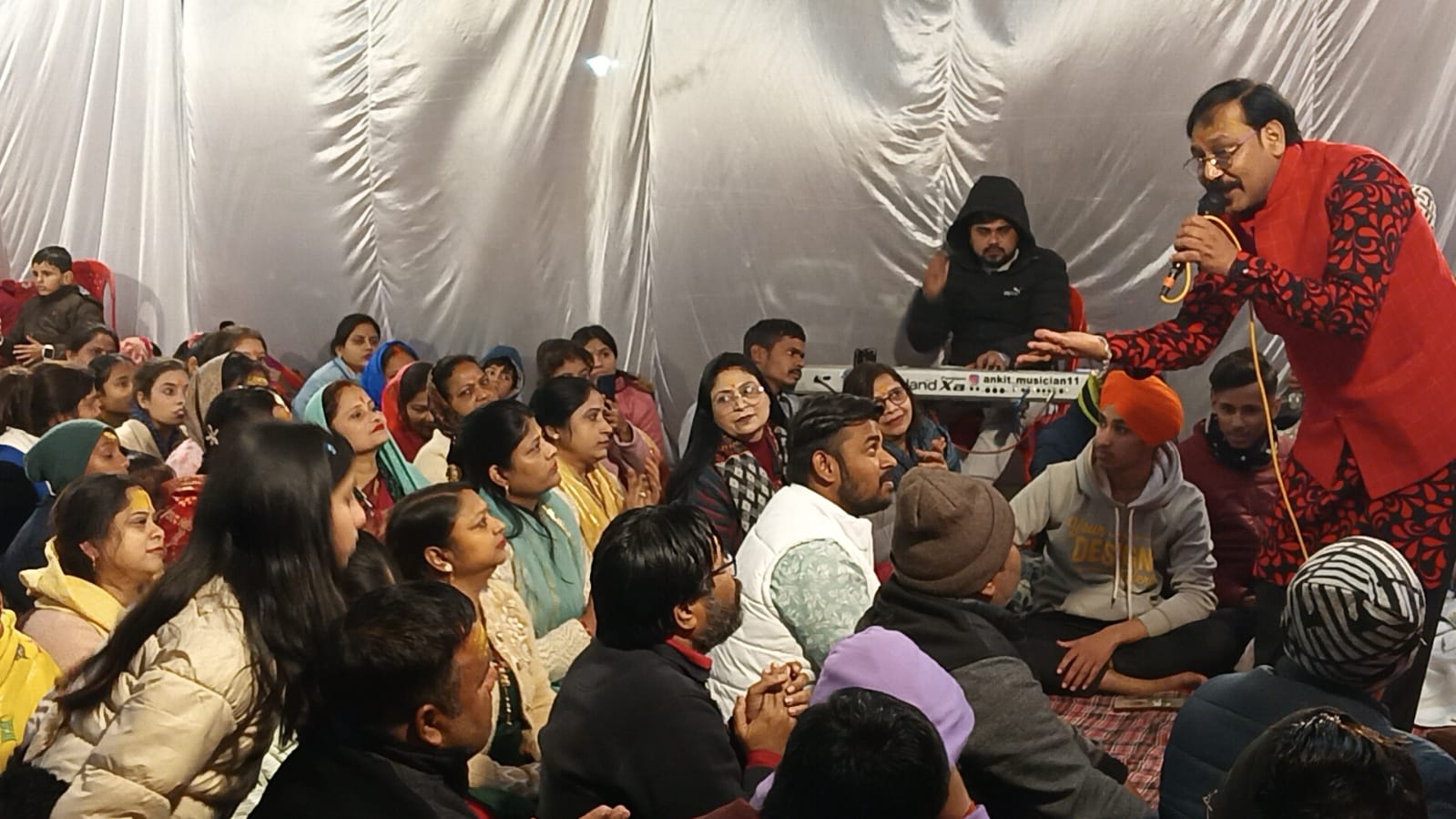 नव वर्ष के उपलक्ष्य में जैन मंदिर में हुआ बाबा का कीर्तन
