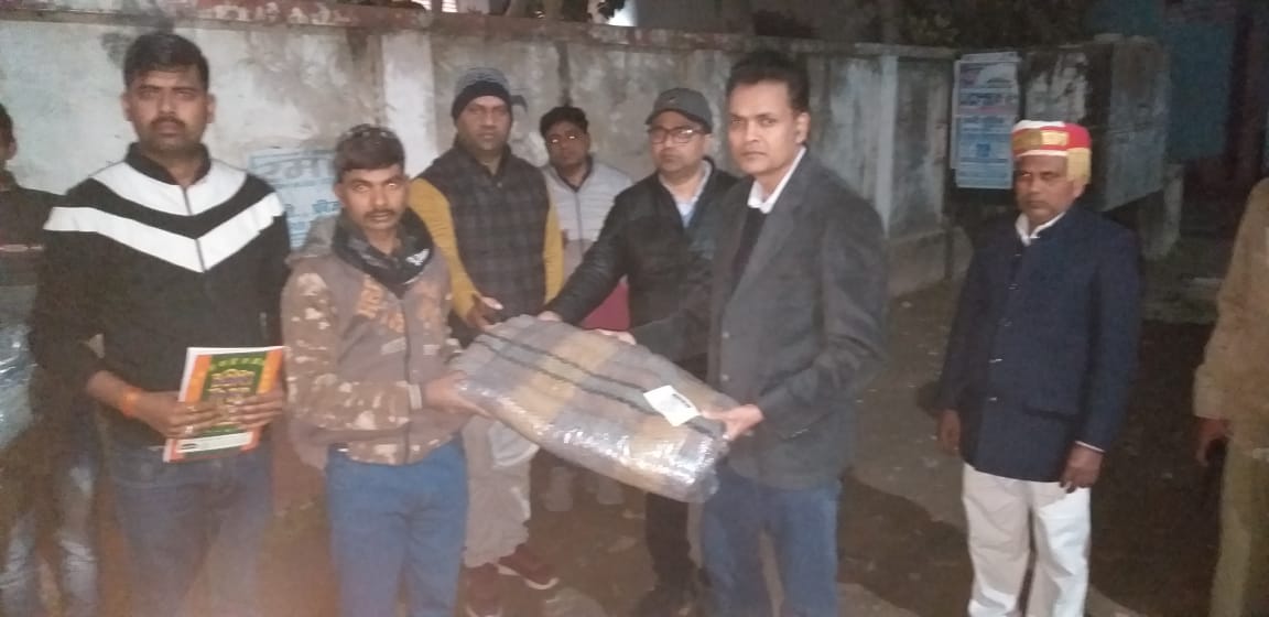 कमिश्नर ने देर शाम रैन बसेरे का किया निरीक्षण, रिक्शा और ठेला चालकों को बांटें कंबल
