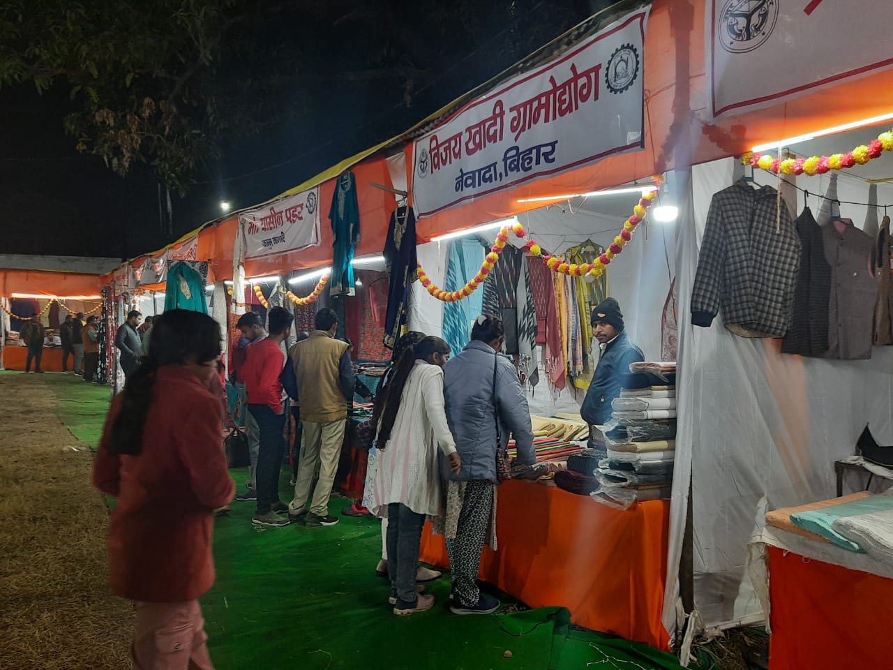 गुरुवार को खादी ग्राम उद्योग प्रदर्शनी में खूब हुई खरीदारी