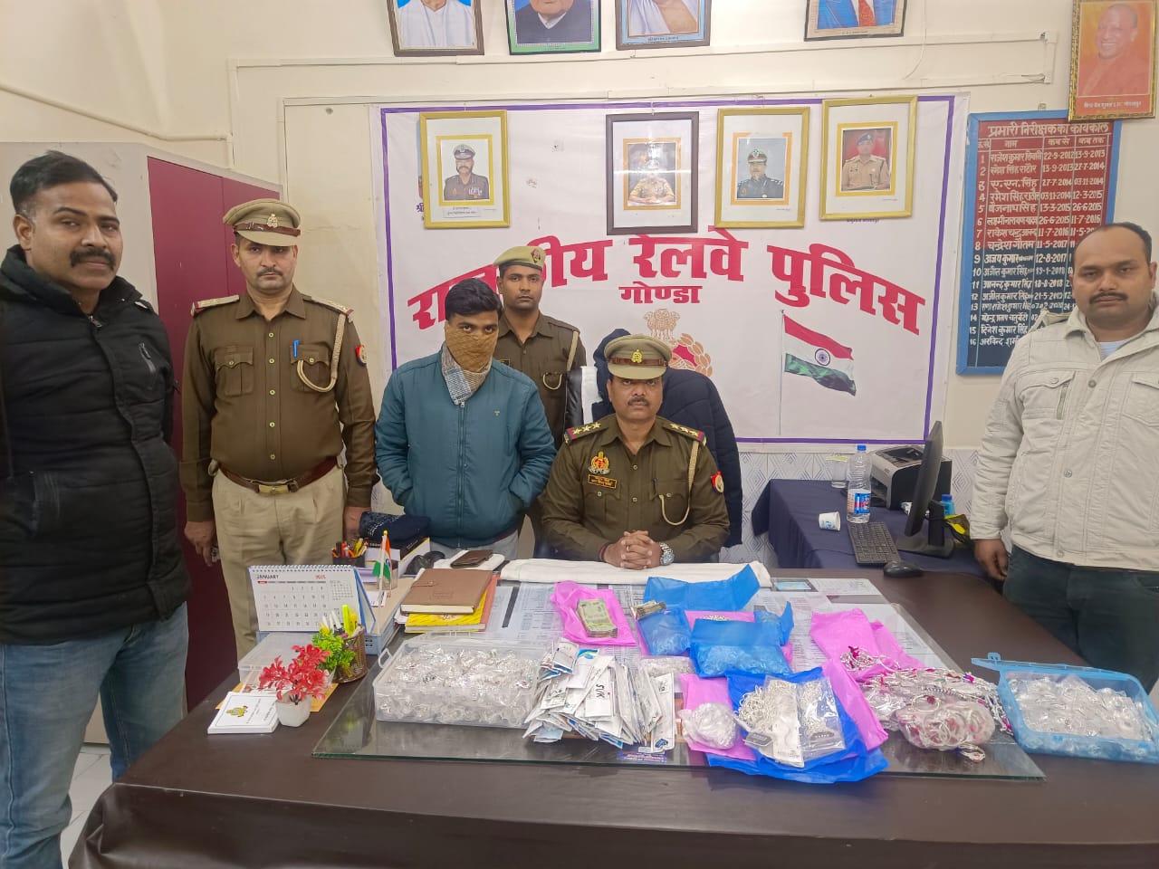 जीआरपी के चेकिंग अभियान में लाखों के आभूषण व नगदी बरामद