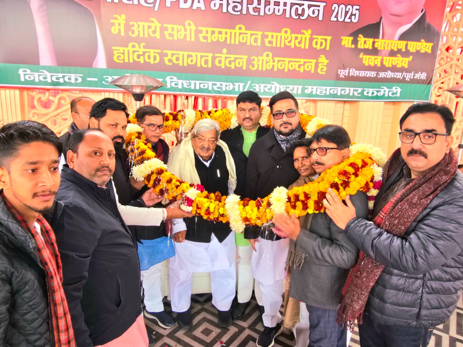 समाजवादी पार्टी के वरिष्ठ नेता और पूर्व मंत्री तेज नारायण पांडे पवन ने साथी समागम समारोह के माध्यम से कार्यकर्ताओं के साथ संवाद किया