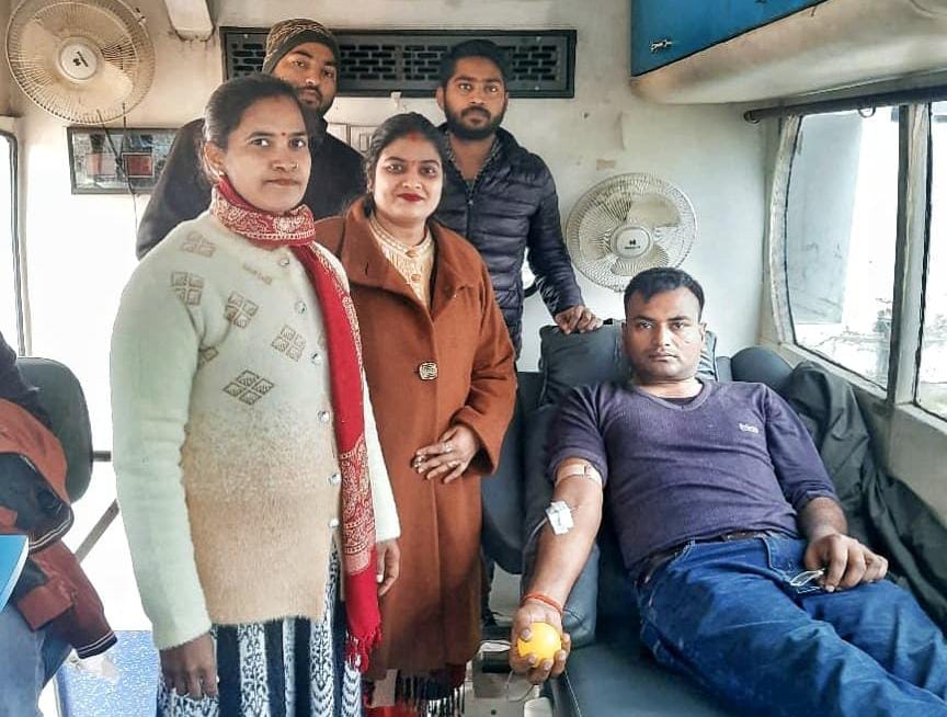 स्वैच्छिक रक्तदान शिविर का हुआ आयोजन, पुलिस कर्मियों ने किया रक्तदान