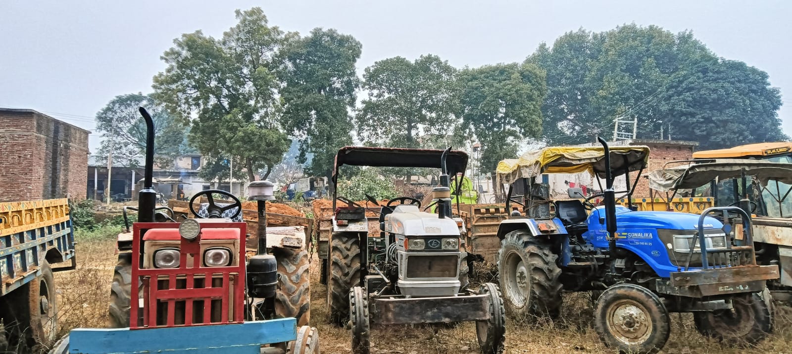 लाल मिट्टी के अवैध खनन पर एसडीएम की कड़ी कार्रवाई, तीन ट्रैक्टर-ट्रॉली जब्त