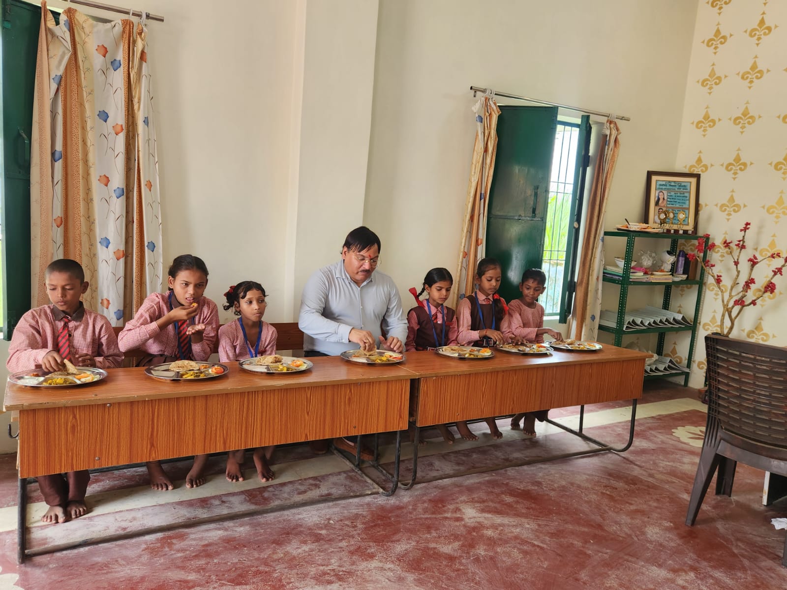 बीएसए ने किया औचक निरीक्षण, बच्चों के साथ बैठकर खाया मिड-डे-मील