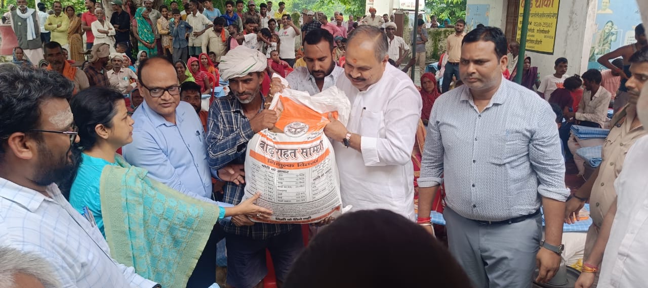 बाढ़ पीड़ित परिवारों को विधायक, सीआरओ आदि ने वितरण किया बाढ़ राहत सामग्री किट