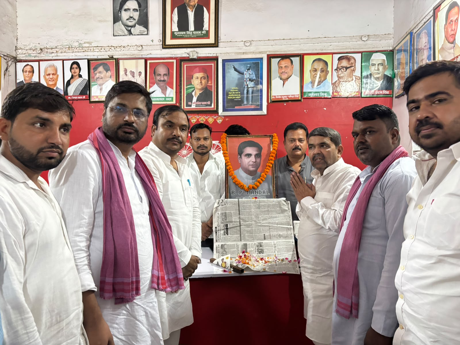 सपा कार्यालय पर बीपी मंडल की मनाई गई जयंती