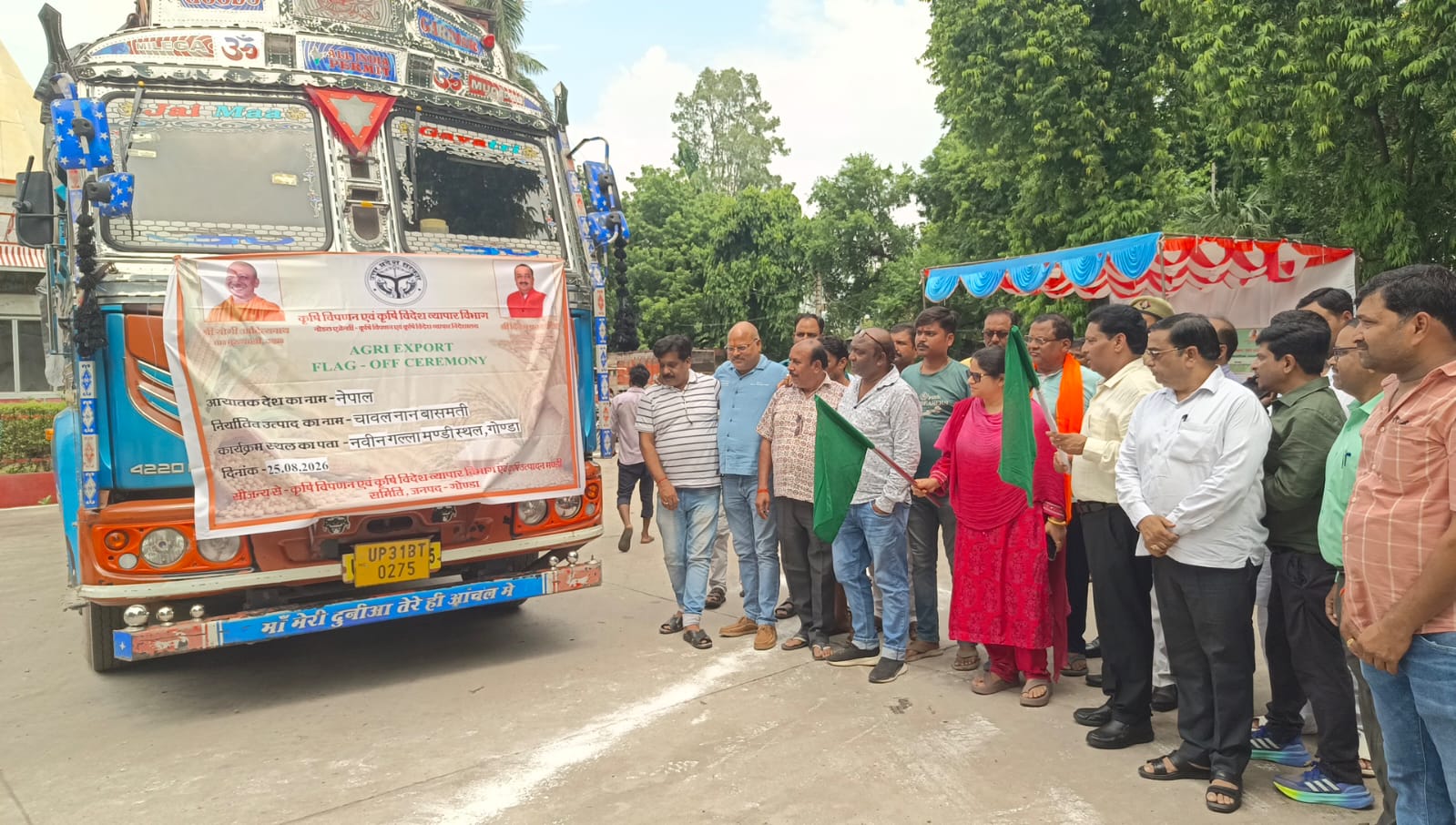 गोण्डा से नेपाल के लिए गैर-बासमती चावल की पहली खेप को डीएम ने हरी झंडी दिखाकर किया रवाना