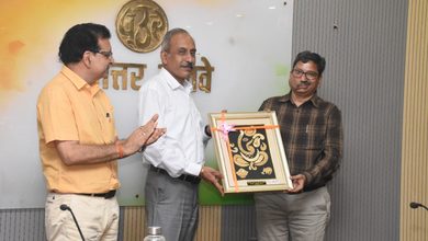 Photo of मुरारी लाल मकवाना को विदाई, महाप्रबंधक ने स्मृति चिह्न देकर दी शुभकामनाएं