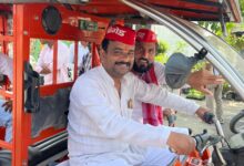Photo of नौकरी के बजाय ई-रिक्शा चलाने की सलाह पर सपा का अनोखा विरोध