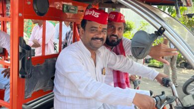Photo of नौकरी के बजाय ई-रिक्शा चलाने की सलाह पर सपा का अनोखा विरोध