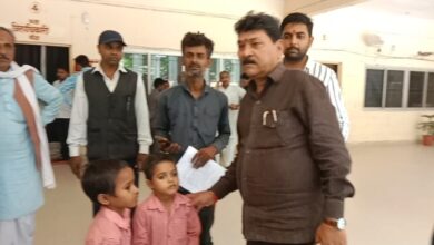 Photo of बांदा: अभिभावक ने डीएम से लगाई गुहार, प्रधानाचार्य पर बच्चे का नाम काटने और धमकाने का आरोप