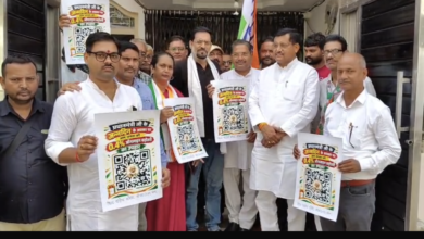 Photo of कांग्रेसियों ने जल शक्ति राज्य मंत्री रामकेश निषाद के निवास पर पहुंच कर यू पी आई भुगतान पर नए शुल्क लगाए जाने  पर विरोध प्रदर्शन किया ।