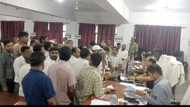 Photo of दलाल की शिकायत करता अधिवक्ताओं का डेलिगेशन