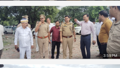 Photo of प्रशासनिक लश्कर के साथ खेतों की पगडंडी पर उतरे DM, बाढ़ और बारिश से हुई फसल क्षति का लिया जायजा