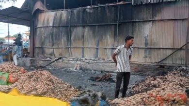 Photo of शॉर्ट सर्किट से थोक सब्जी मंडी में लगी आग, दस लाख का सामान राख