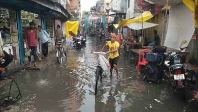 Photo of हल्की बारिश में जलमग्न हो जाती है गल्ला मंडी, व्यापारी परेशान।