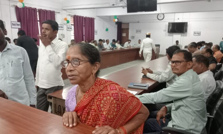 संपूर्ण समाधान दिवस में पेंशन की गुहार लगाती बुजुर्ग
