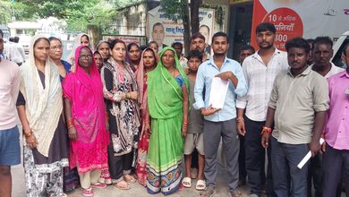 Photo of खंभापुर में जलभराव और जर्जर रास्ते से स्थानीय हलकान, नगर पालिका को सौंपा ज्ञापन