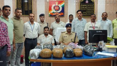 Photo of ट्रेन के जनरल कोच से 19.185 किलो लावारिस गांजा बरामद, अंतरराष्ट्रीय कीमत करीब 19.10 लाख रुपये