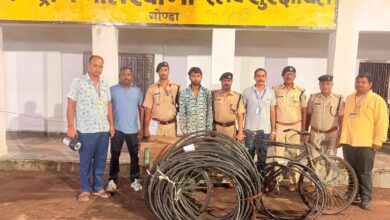 Photo of ऑपरेशन सतर्क: रेलवे सिग्नल केबल चोरी करते युवक गिरफ्तार, ₹21,840 की रेल संपत्ति बरामद