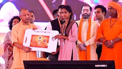 Photo of स्टडी टेबल पाकर विद्यार्थियों द्वारा मुख्यमंत्री का आभार व्यक्त किया
