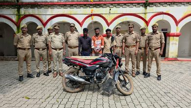 Photo of नरैनी पुलिस ने 72 घंटे में हत्या का किया खुलासारंजिश में धारदार हथियार से वारकर की थी हत्या, तीन आरोपी गिरफ्तार; आलाकत्ल व मृतक की बाइक बरामद