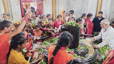 Photo of कजरीतीज पर साढ़े 11 लाख कांवड़ियों ने पृथ्वीनाथ मंदिर में किया जलाभिषेकखरगूपुर के पास पृथ्वीनाथ मंदिर में स्थित है एशिया का सबसे बड़ा शिवलाट