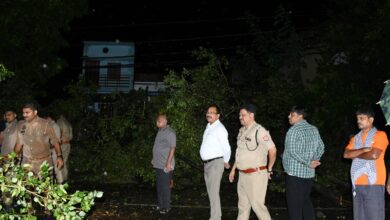 Photo of बहराइच में मूसलाधार बारिश का कहर: DM और SP ने सड़कों पर उतरकर संभाला मोर्चा, पेड़ हटवाकर चालू कराया यातायात