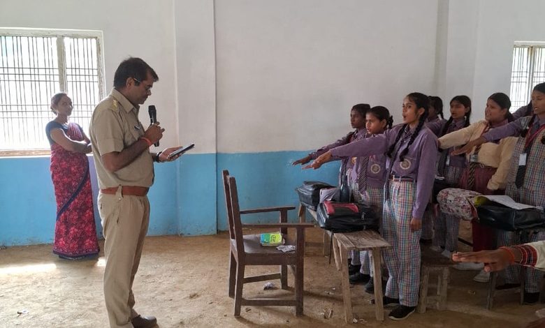 विद्यालय में विद्यार्थियों को नशे से दूर रहने की शपथ दिलाई